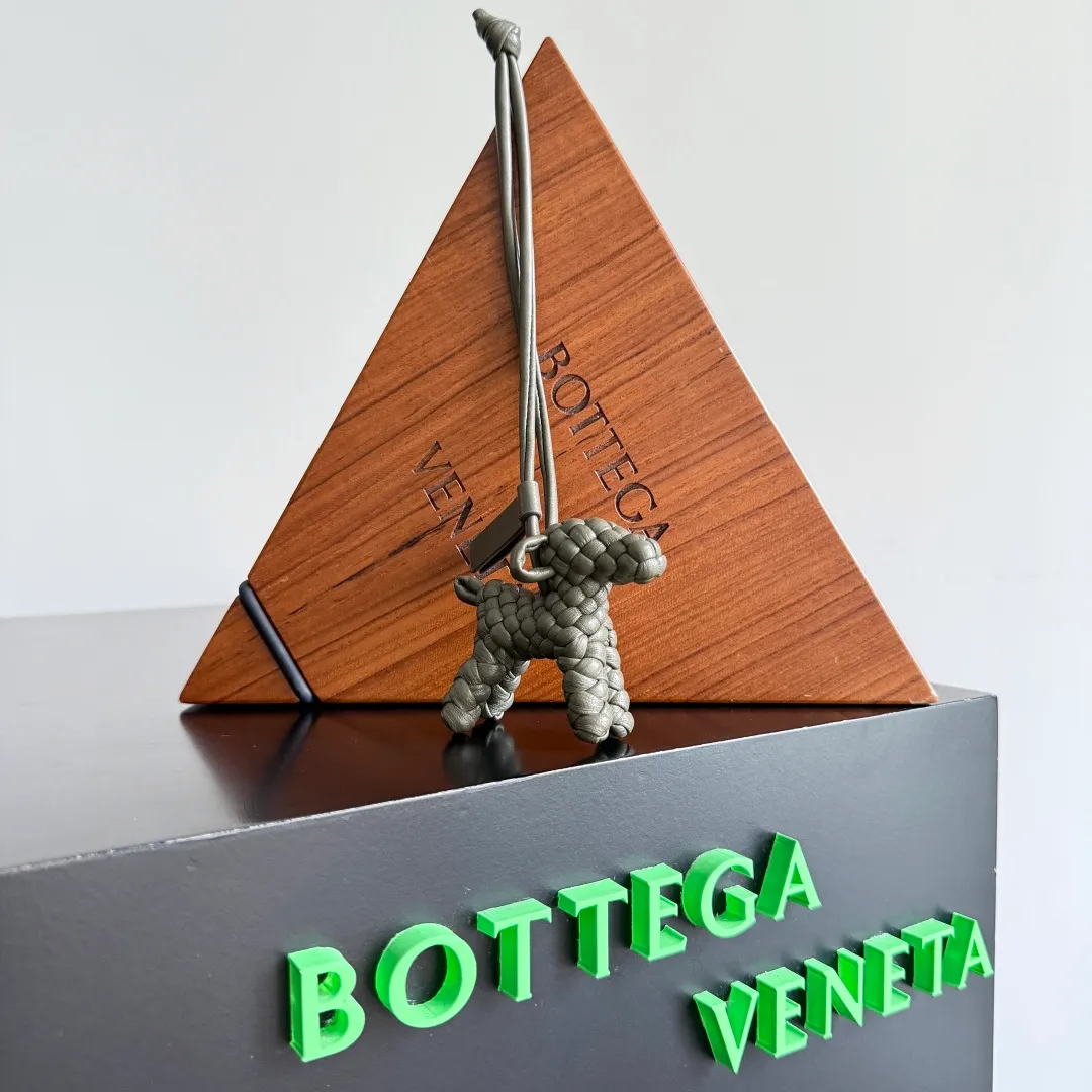 Batch 540 BOTTEGA VENETA2025 new puppy🐕 style pendant Braided puppy is online😎 Leather braided puppy style pendant can be hung on any handbag, and it is as cute, delicate and colorful as it matches with a bag. Cute and cute, it will touch your heart at any time. It can be hung on bags or keychains. Who can resist such a cute puppy? Style number: 807068